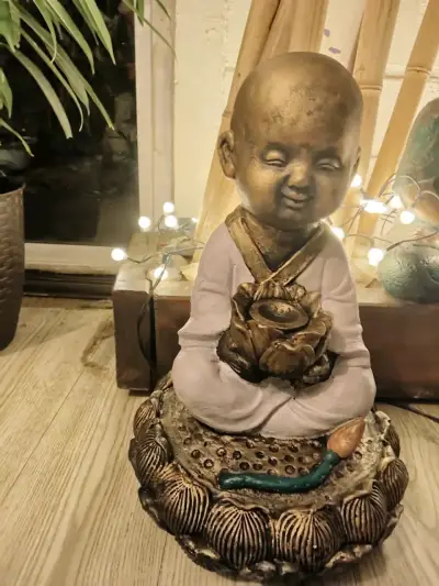 Estatua de monje meditando decorativa - miniatura 1