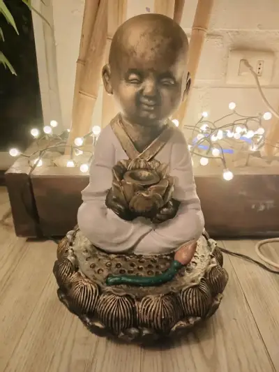 Estatua de monje meditando decorativa - miniatura 2