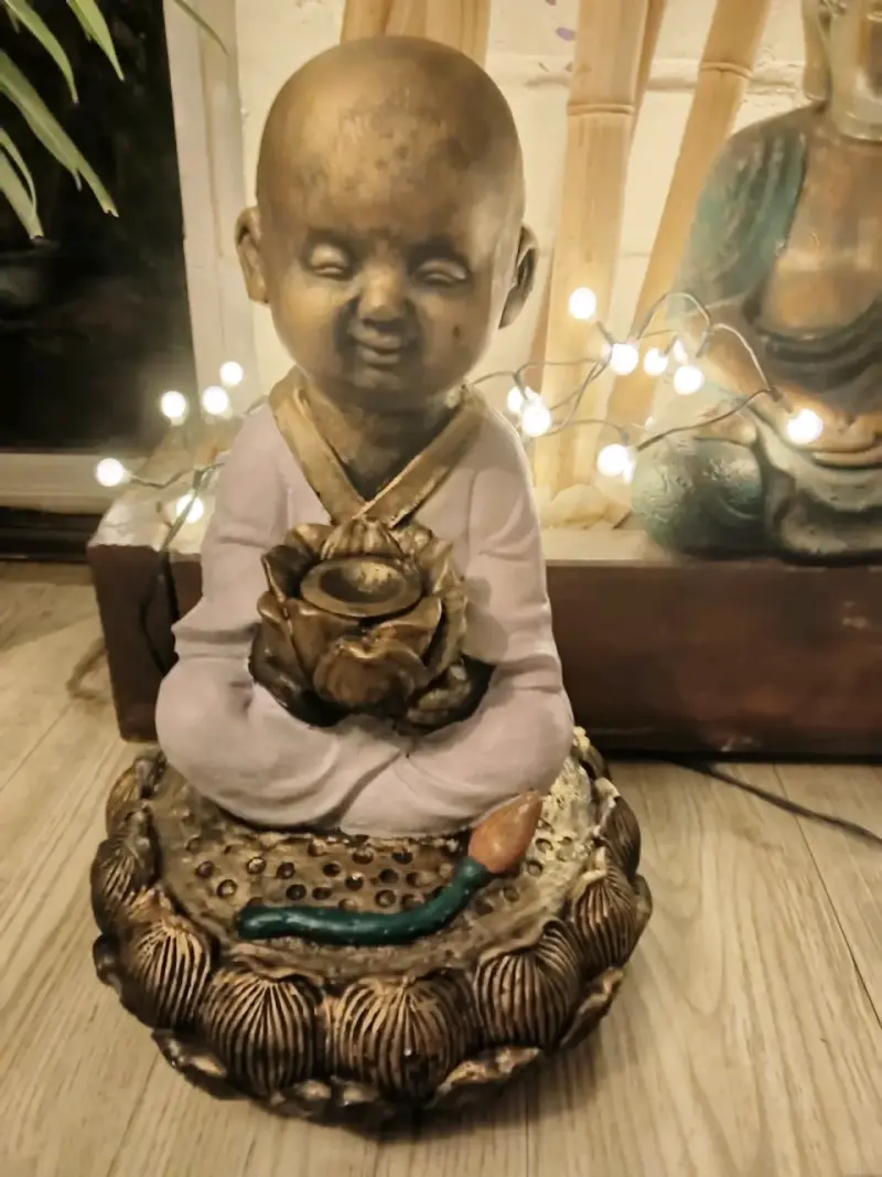 Estatua de monje meditando decorativa - 3
