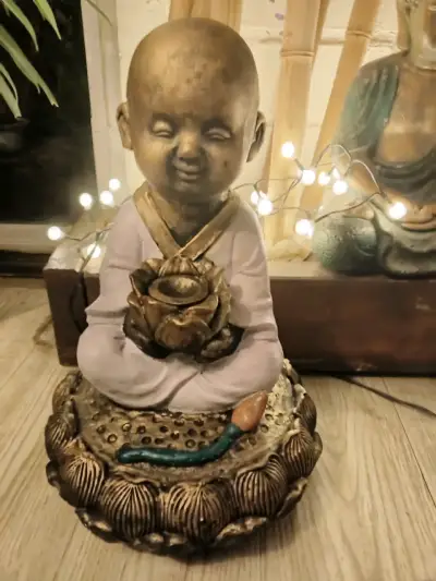 Estatua de monje meditando decorativa - miniatura 3