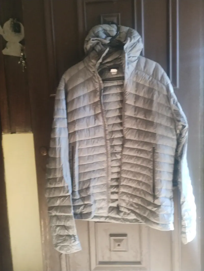 Chaqueta acolchada gris con capucha