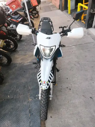 Moto Bera 150cc blanca nueva - miniatura 5