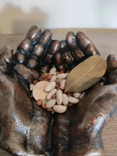 Escultura decorativa manos de la abundancia - miniatura 2