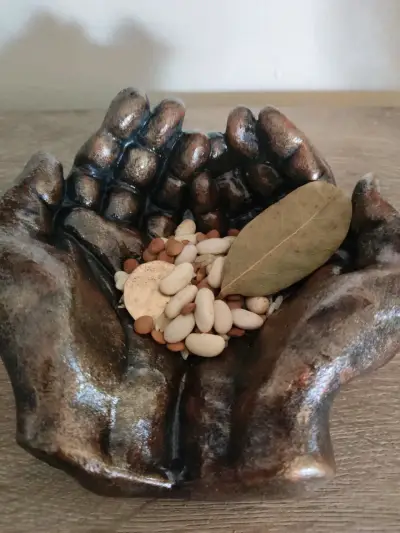 Escultura decorativa manos de la abundancia - miniatura 3