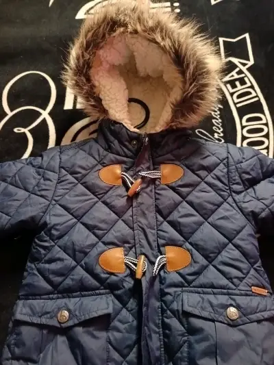 Chaqueta acolchada azul con gorro - miniatura 2