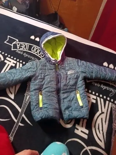 Chaqueta infantil azul con capucha - miniatura 1