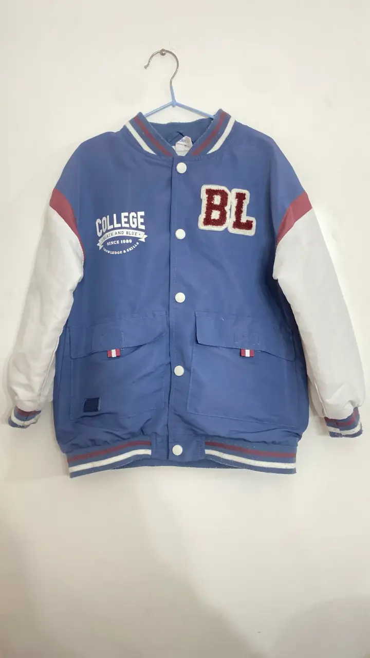 Chaqueta universitaria azul y blanca - 1