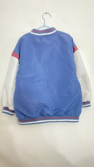 Chaqueta universitaria azul y blanca - miniatura 2