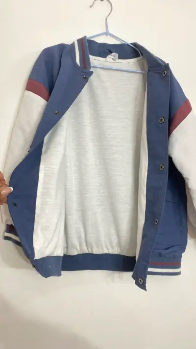 Chaqueta universitaria azul y blanca - miniatura 3