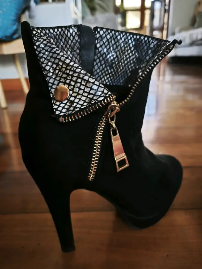 Botines negros con cierre dorado - 2
