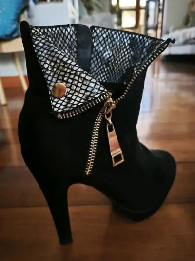 Botines negros con cierre dorado - miniatura 2