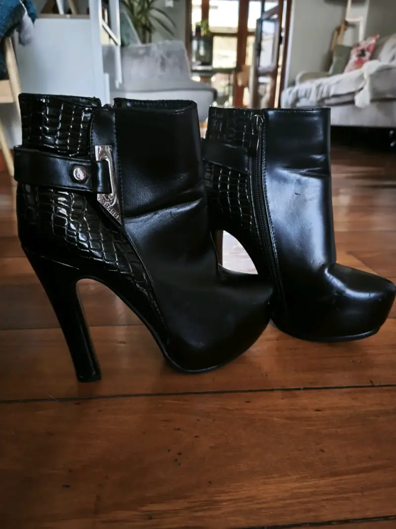 Botines negros de cuero con taco alto - 1