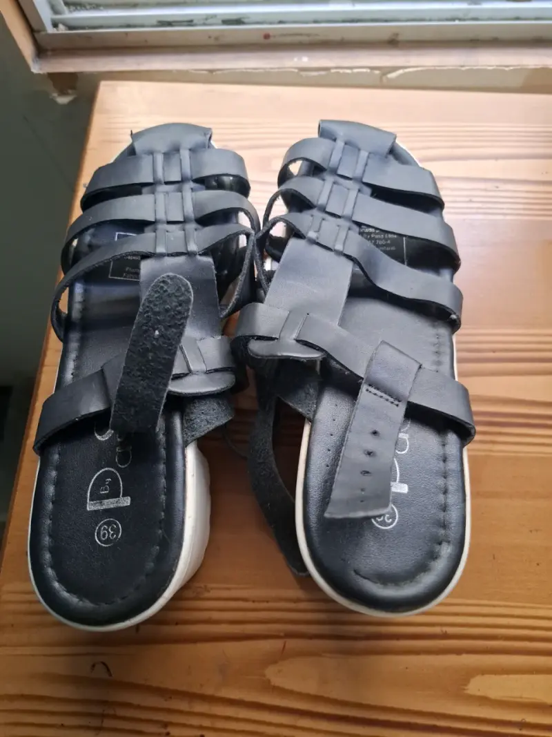 Sandalias de cuero negro