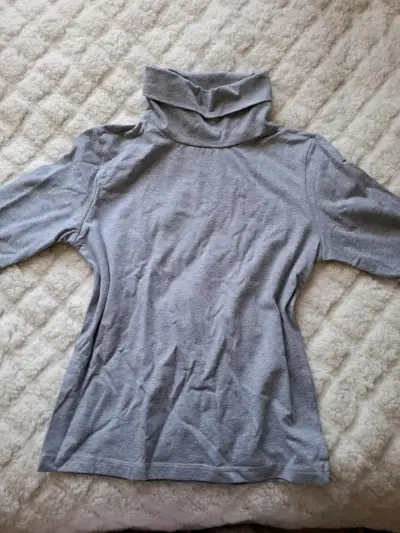 Polera gris cuello alto - miniatura 1