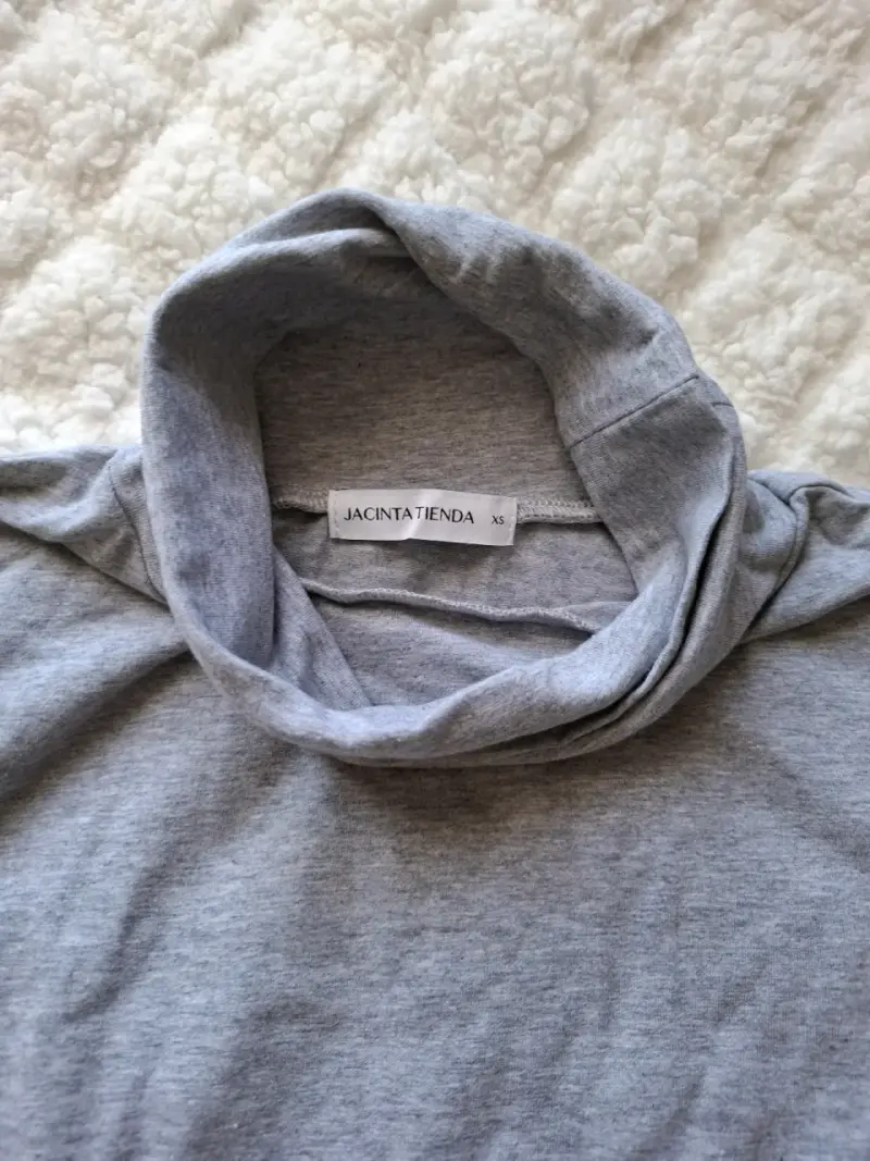 Polera gris cuello alto - 2