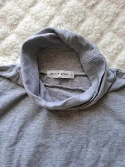 Polera gris cuello alto - miniatura 2