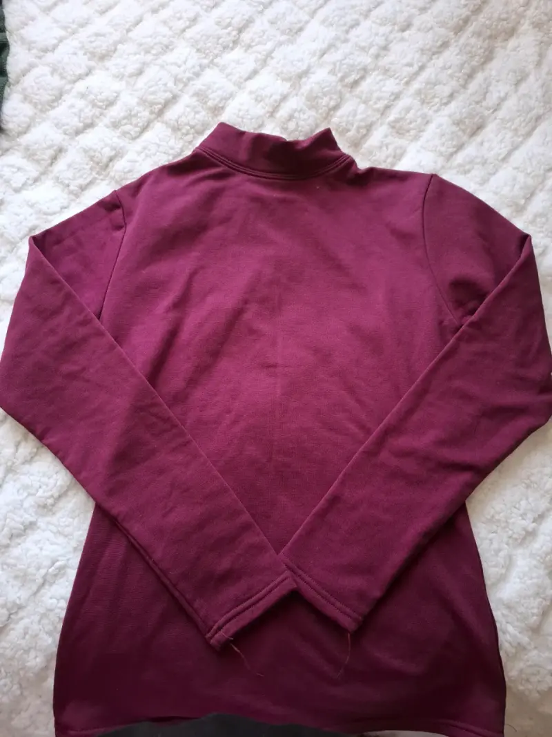Polera morada de cuello alto