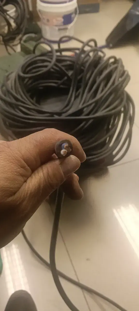 Cable eléctrico negro en rollo