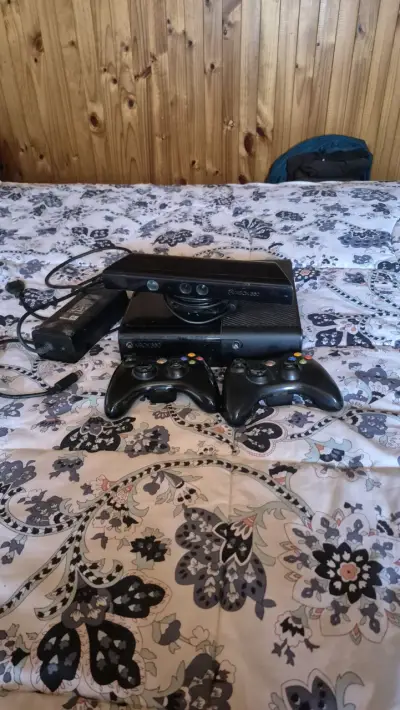 Consola Xbox 360 con Kinect y controles - miniatura 1