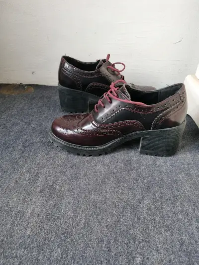 Zapatos de tacón burdeos - miniatura 2