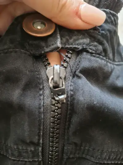 Chaqueta negra con estampado - miniatura 2