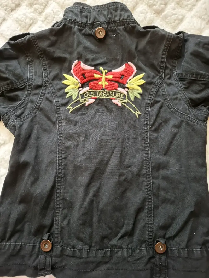 Chaqueta negra con estampado - 4