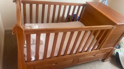 Cuna de madera con cajonera - miniatura 3