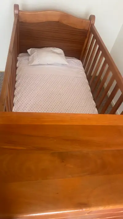 Cuna de madera con cajonera - miniatura 6
