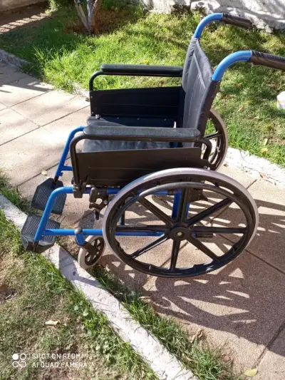 Silla de ruedas estándar azul - miniatura 1