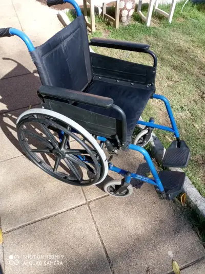 Silla de ruedas estándar azul - miniatura 3