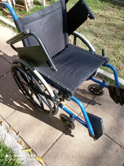 Silla de ruedas estándar azul - miniatura 5