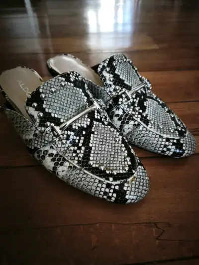 Zapatos mule estilo serpiente - miniatura 1