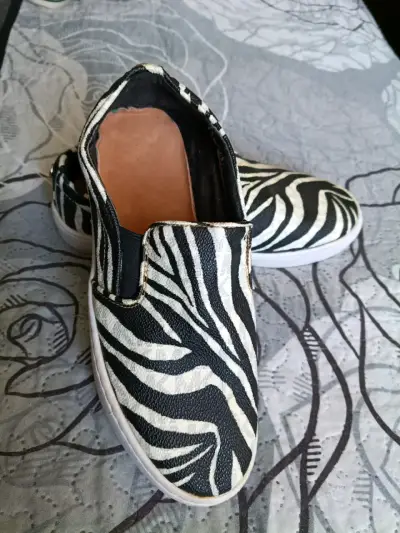 Zapatillas con estampado cebra MK - miniatura 1