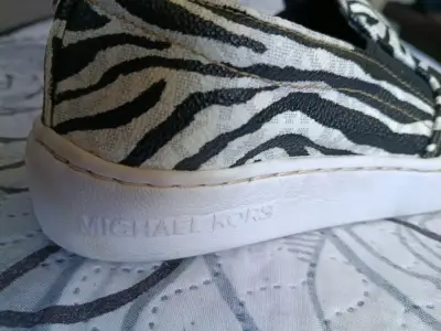 Zapatillas con estampado cebra MK - miniatura 2