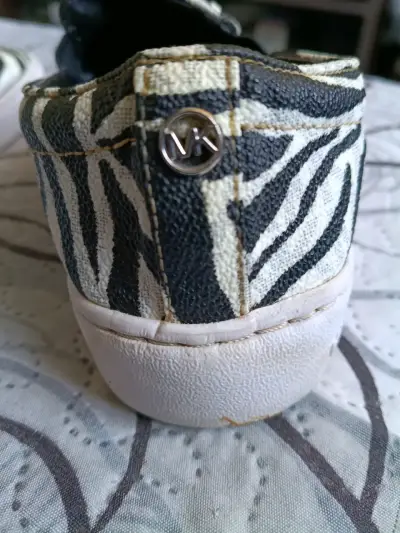 Zapatillas con estampado cebra MK - miniatura 3