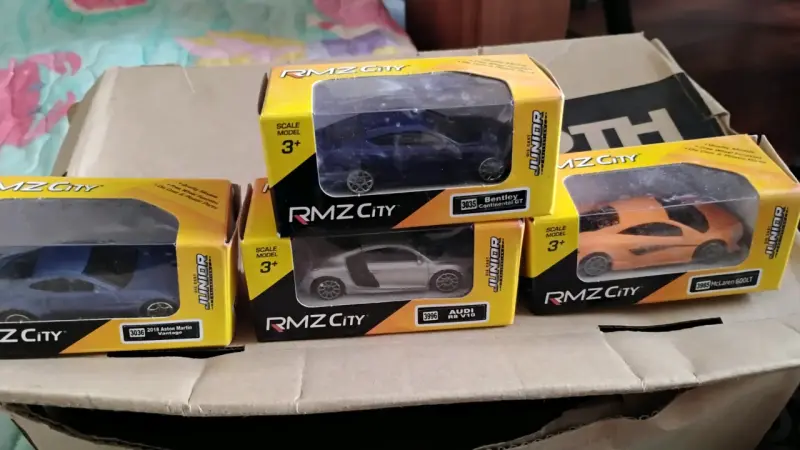 Autos a Escala 1:64 Colección - 1
