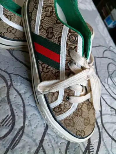 Zapatillas beige con logo y rayas Gucci - miniatura 1
