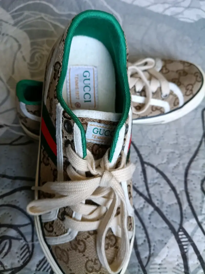 Zapatillas beige con logo y rayas Gucci - 2