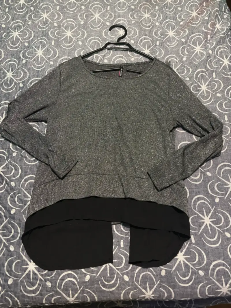 Polera gris con borde negro - 1