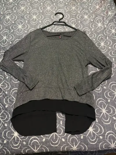 Polera gris con borde negro - miniatura 1