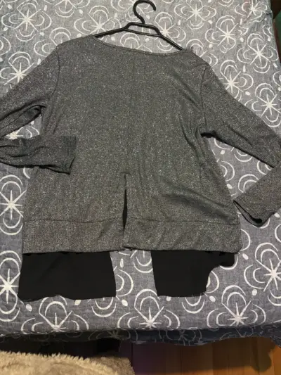 Polera gris con borde negro - miniatura 2
