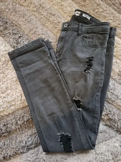 Jeans gris estilo rasgado - miniatura 1