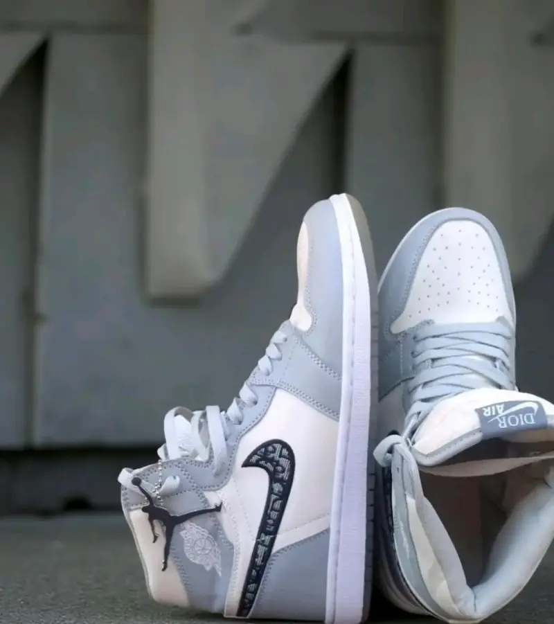 Zapatillas deportivas grises y blancas - 1