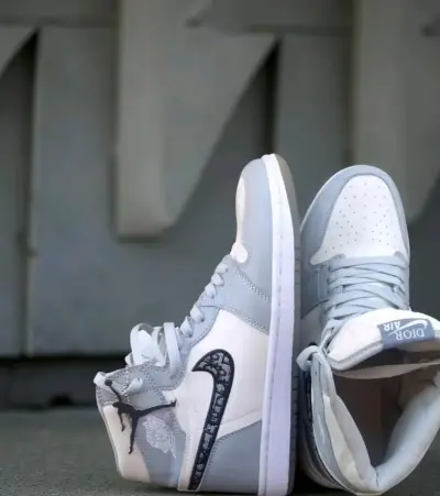 Zapatillas deportivas grises y blancas - miniatura 1