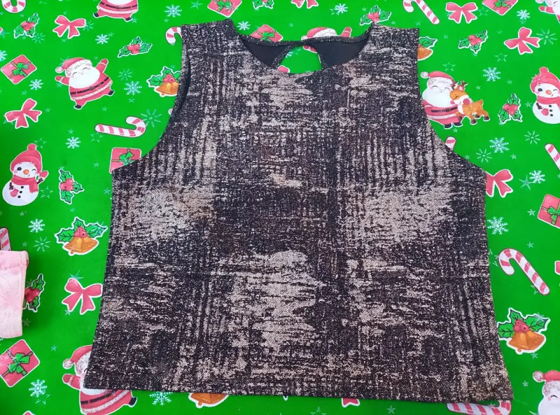 Polera sin mangas con diseño - 1