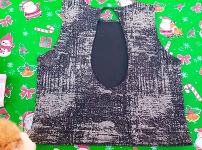 Polera sin mangas con diseño - miniatura 2