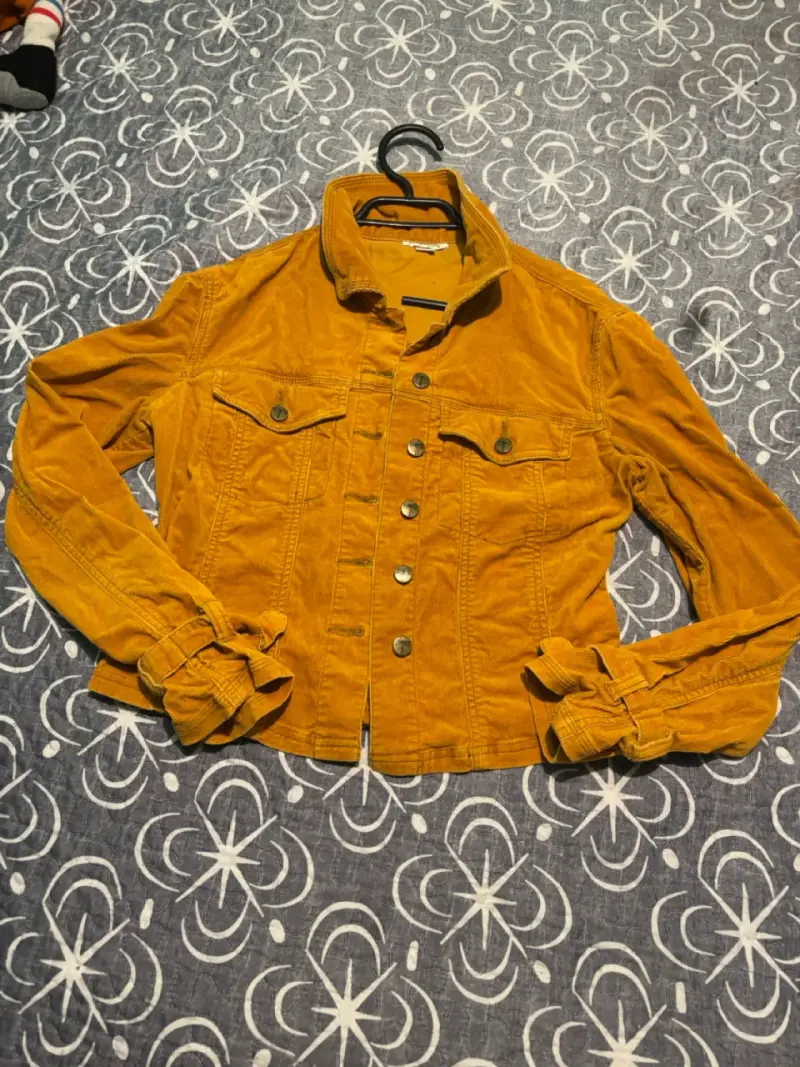 Polera gris con borde negro