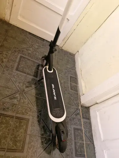 Scooter eléctrico Rave negro - miniatura 1