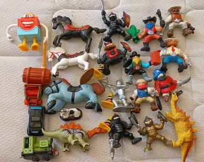 Lote de juguetes son 3,800 kilos - miniatura 2