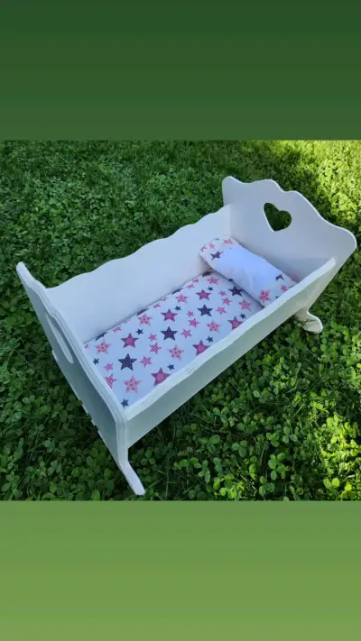 Cuna de muñeca blanca y rosa - miniatura 2